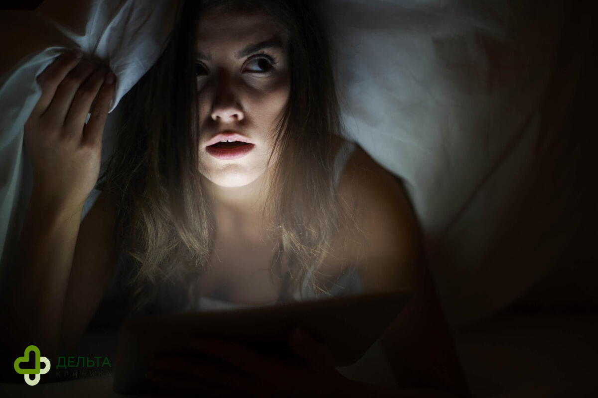 Девушка сидит у компьютера